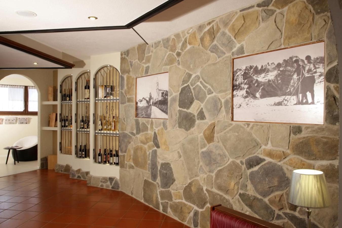 Hotel De La 3*